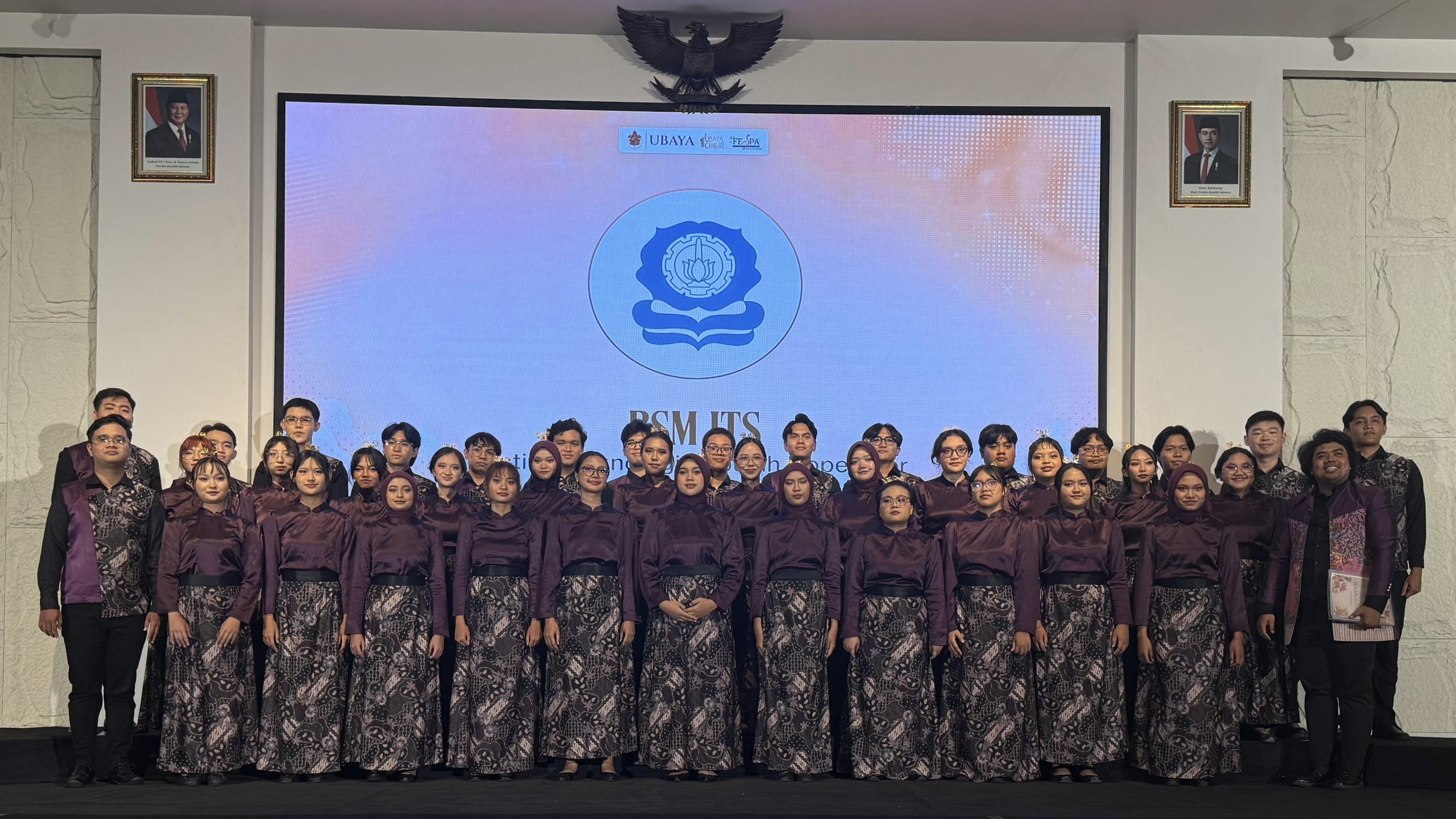 Tim Paduan Suara Mahasiswa (PSM) ITS tampil di atas panggung membawakan lagu religi pada 11th Festival Paduan Suara Universitas Surabaya (FESPA Ubaya) 2026