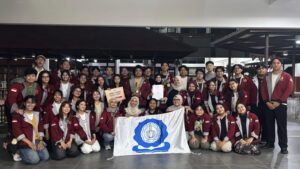 Tim Paduan Suara Mahasiswa (PSM) ITS berfoto bersama usai meraih Gold Medal kategori Musica Religiosa dan menyandang Grand Prix Finalist pada 11th Festival Paduan Suara Universitas Surabaya (FESPA Ubaya) 2026