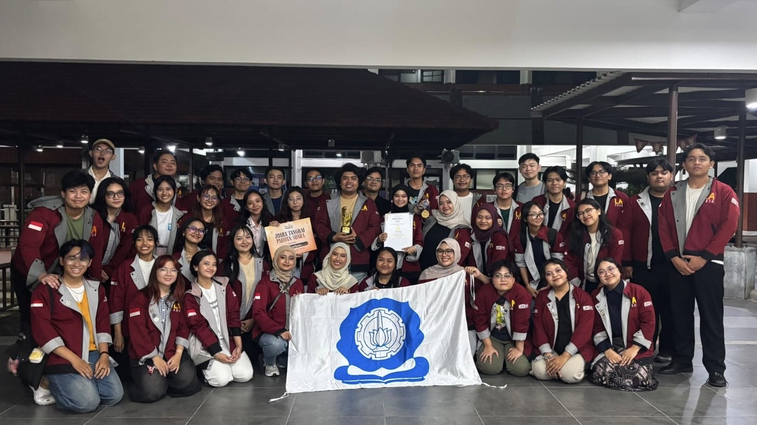 Tim Paduan Suara Mahasiswa (PSM) ITS berfoto bersama usai meraih Gold Medal kategori Musica Religiosa dan menyandang Grand Prix Finalist pada 11th Festival Paduan Suara Universitas Surabaya (FESPA Ubaya) 2026