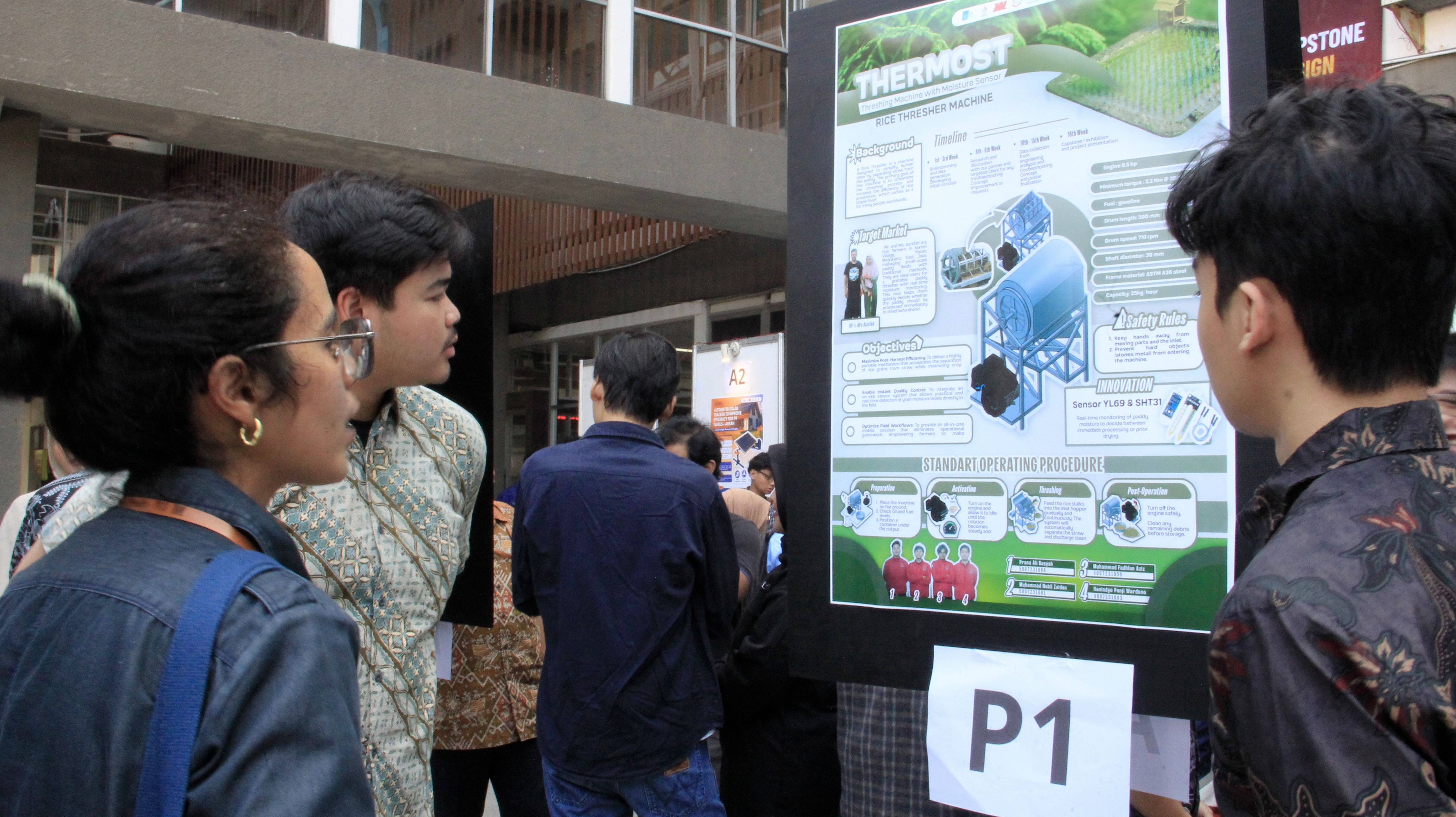 Suasana Pameran Capstone Design 2026 saat pengunjung menyimak berbagai inovasi yang dipamerkan mahasiswa Departemen Teknik Mesin ITS