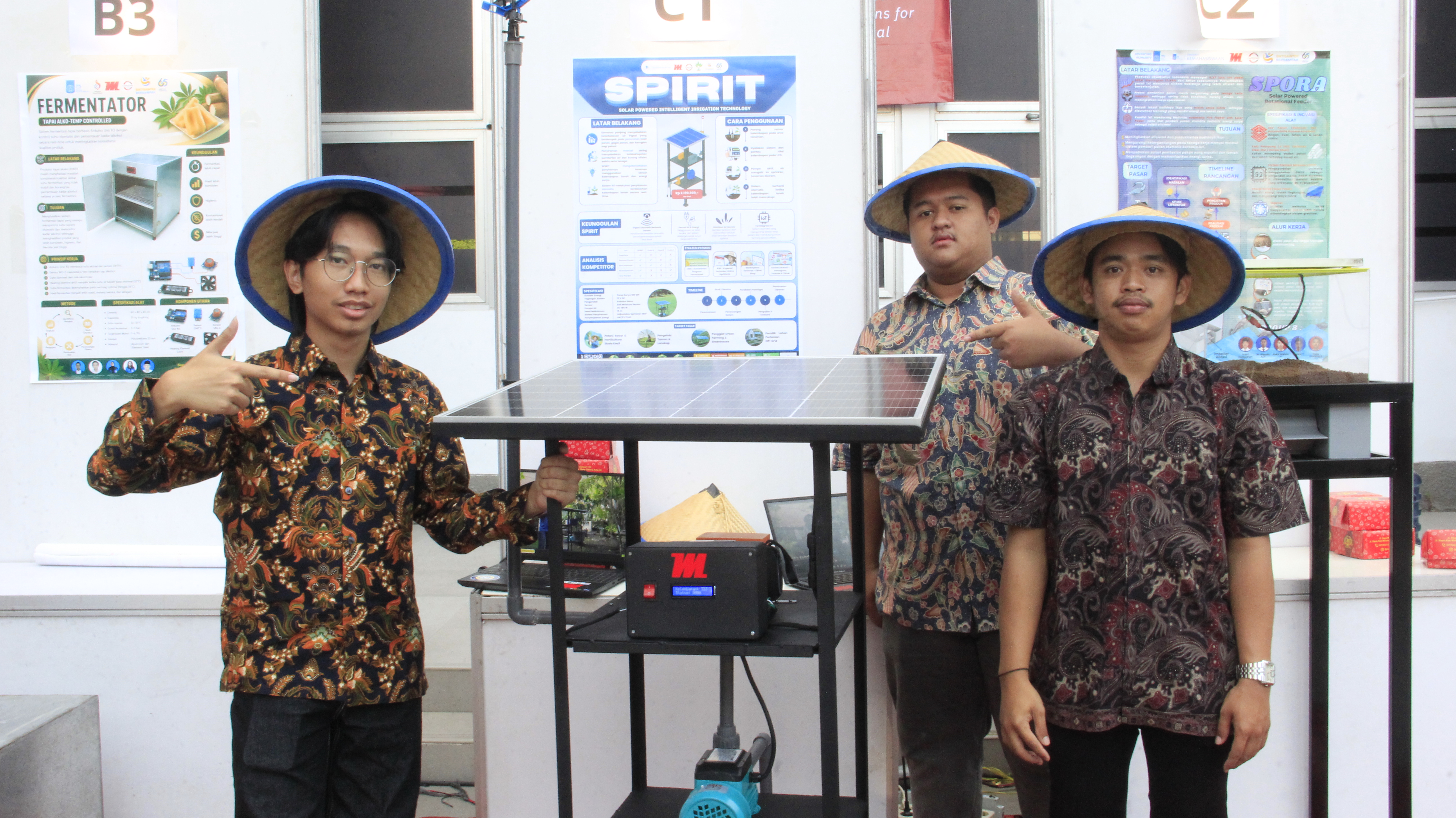 Fikra Zuma Rizki (kanan) bersama timnya ketika menampilkan inovasi Solar Powered Intelligent Irrigation Technology (SPIRIT), sistem penyiraman tanaman berbasis energi surya yang dipamerkan pada Pameran Capstone Design 2026