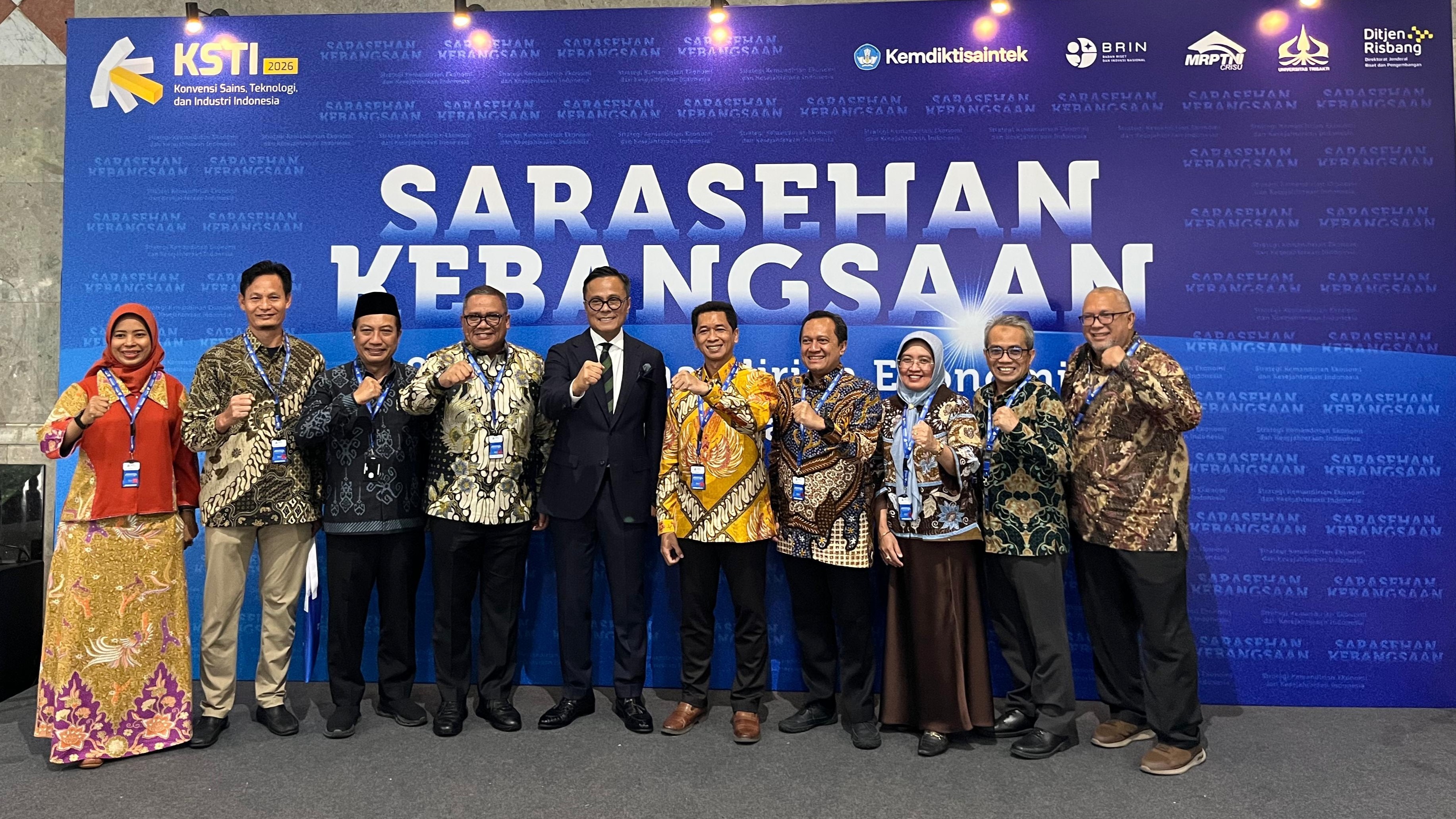Jajaran pimpinan dan anggota MWA ITS bersama dengan Kepala BP BUMN sekaligus CEO Danantara Dony Oskaria (kelima dari kiri)