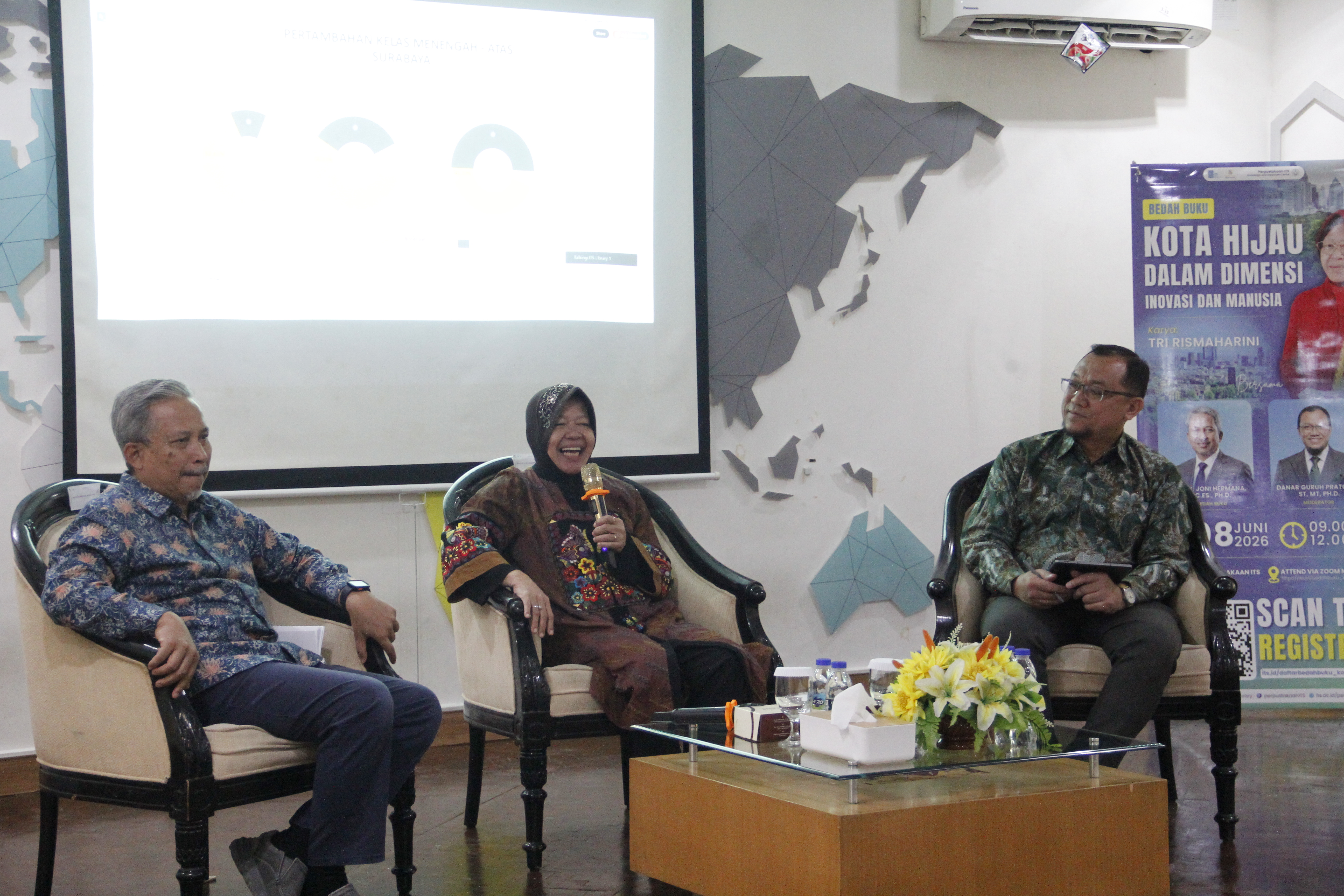 (dari kiri) Prof Ir Joni Hermana MScES PhD, Dr (HC) Ir Tri Rismaharini MT, dan Danar Guruh Pratomo ST MT PhD saat berbincang dalam acara Bedah Buku