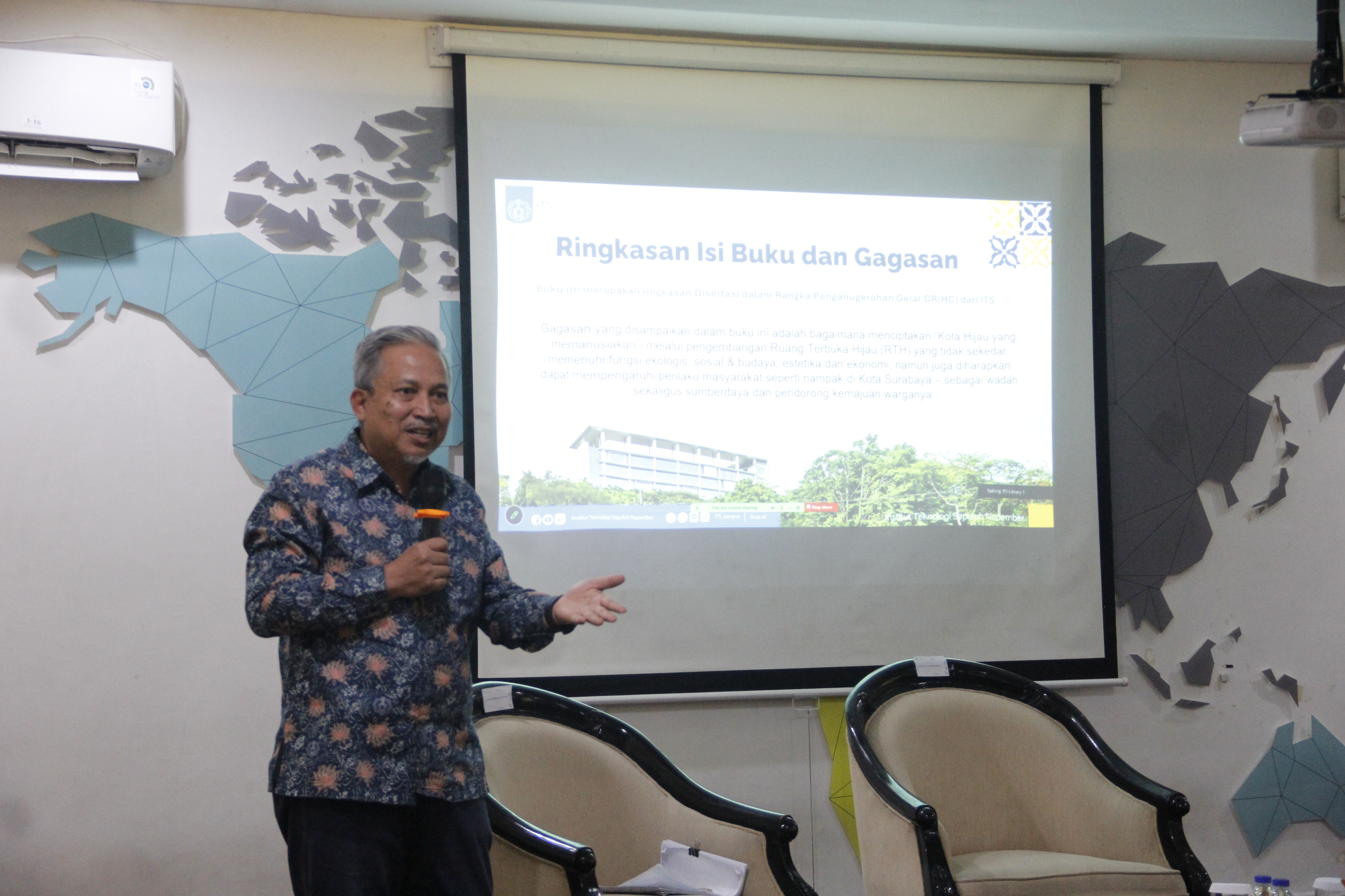 Prof Ir Joni Hermana MScES PhD saat memberikan tanggapan dan membedah buku Kota Hijau dalam Dimensi Inovasi dan Manusia karya Dr (HC) Ir Tri Rismaharini MT