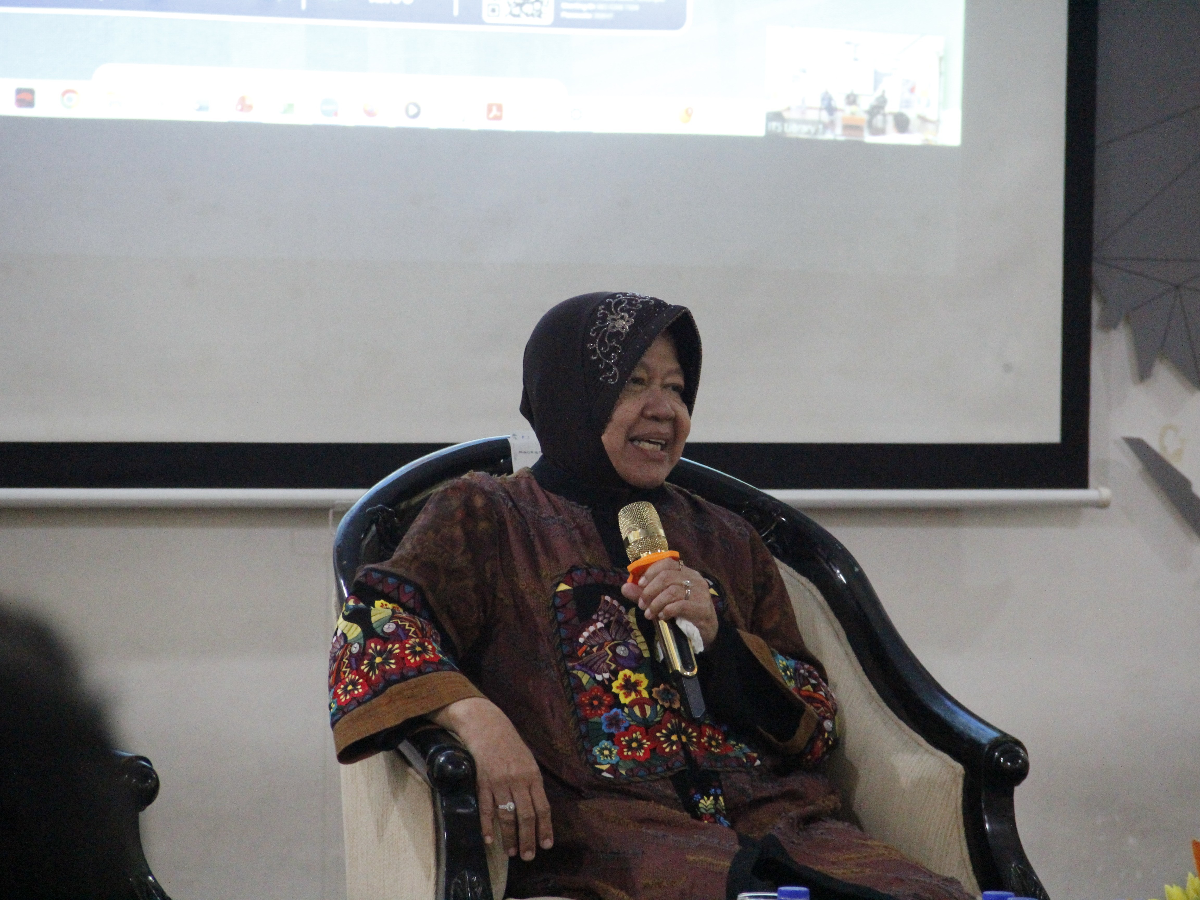 Dr (HC) Ir Tri Rismaharini MT saat mengisahkan pengalamannya ketika menulis buku Kota Hijau dalam Dimensi Inovasi dan Manusia