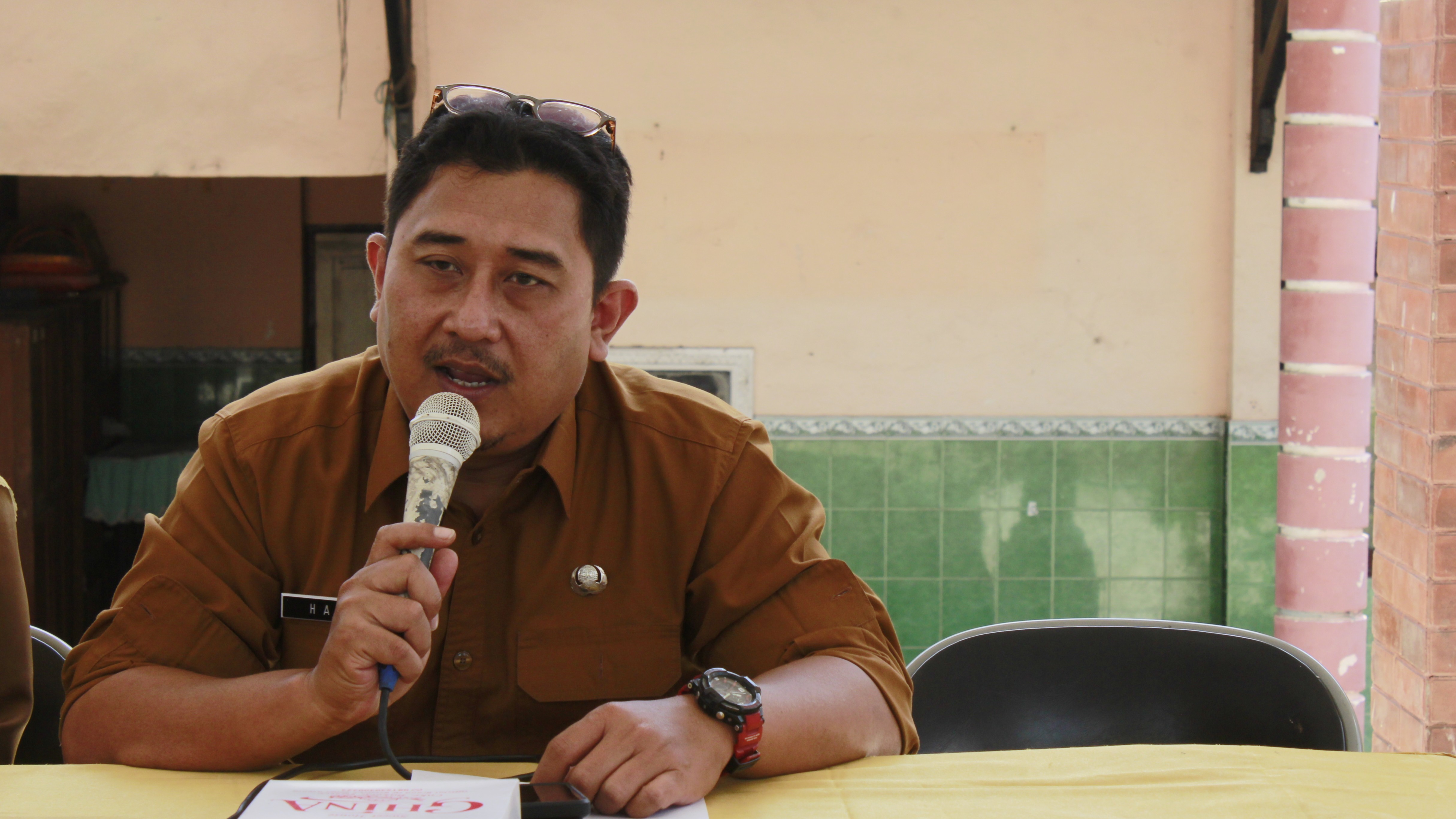 Potret sambutan dan pembukaan diskusi sinkronisasi program KKN Literasi oleh Kepala Bidang Riset dan Inovasi Daerah Gresik Havy Wardana ST