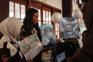 Salah satu mahasiswa saat menjelaskan karyanya berjudul si-PETANG yang memanfaatkan teknologi pemetaan untuk mengidentifikasi sungai tercemar di Kecamatan Mulyorejo, Surabaya dalam pameran Vectra Expo 2026