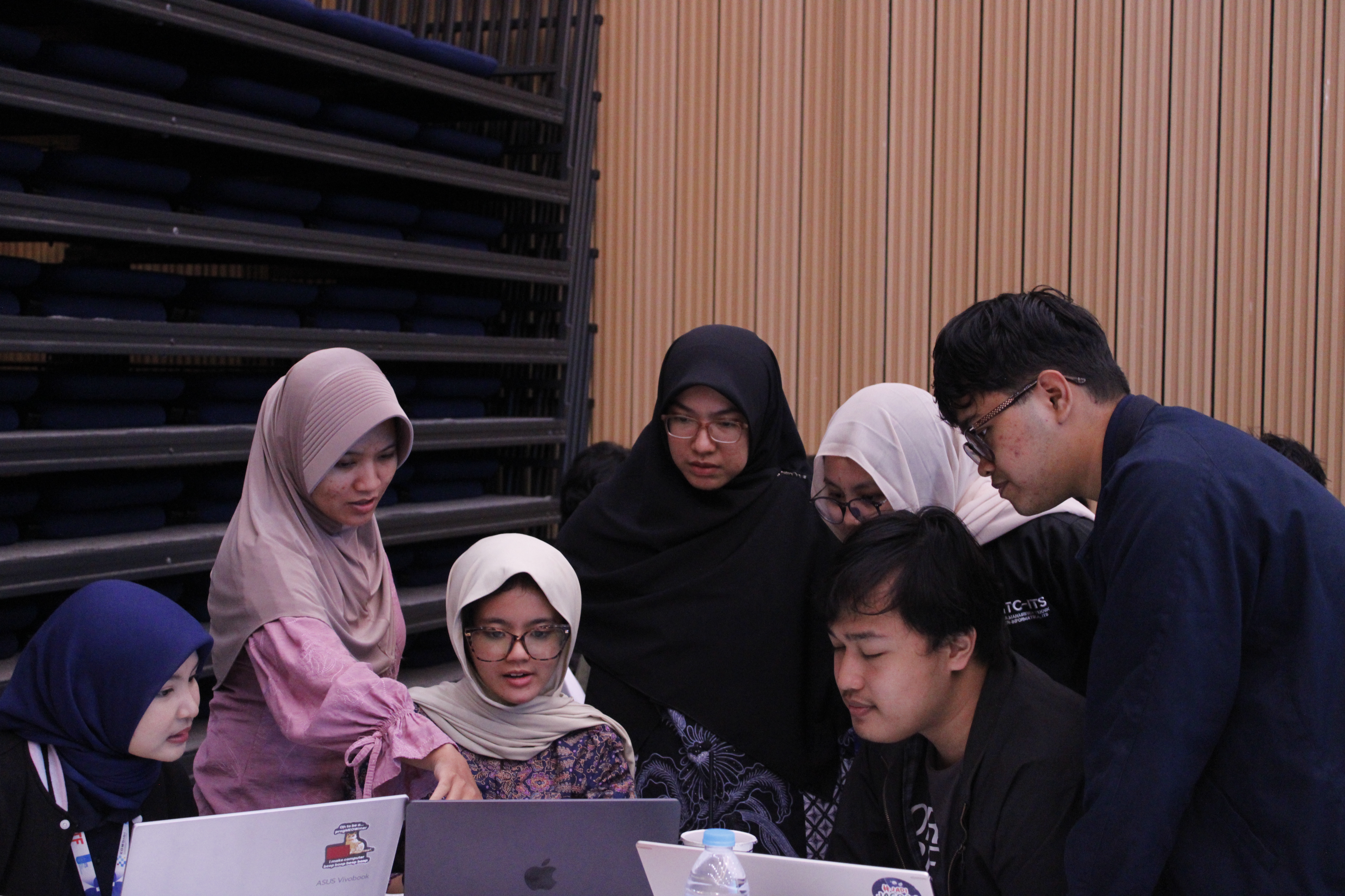 Peserta-AITF-dan-tutor -ahli-sedang-berdiskusi