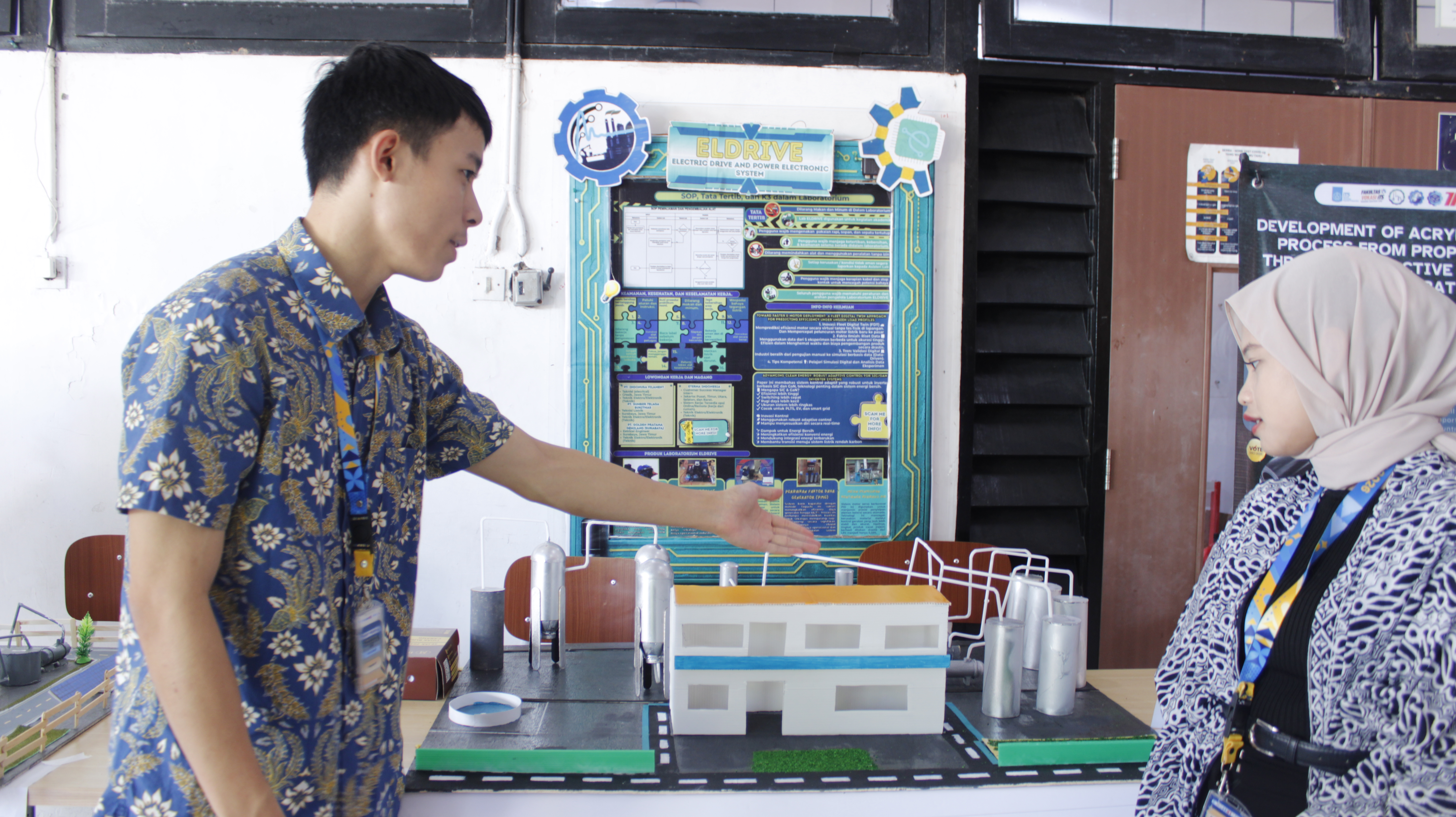 Kiang Hao Yi saat memaparkan konsep mock-up pabriknya kepada salah satu panitia