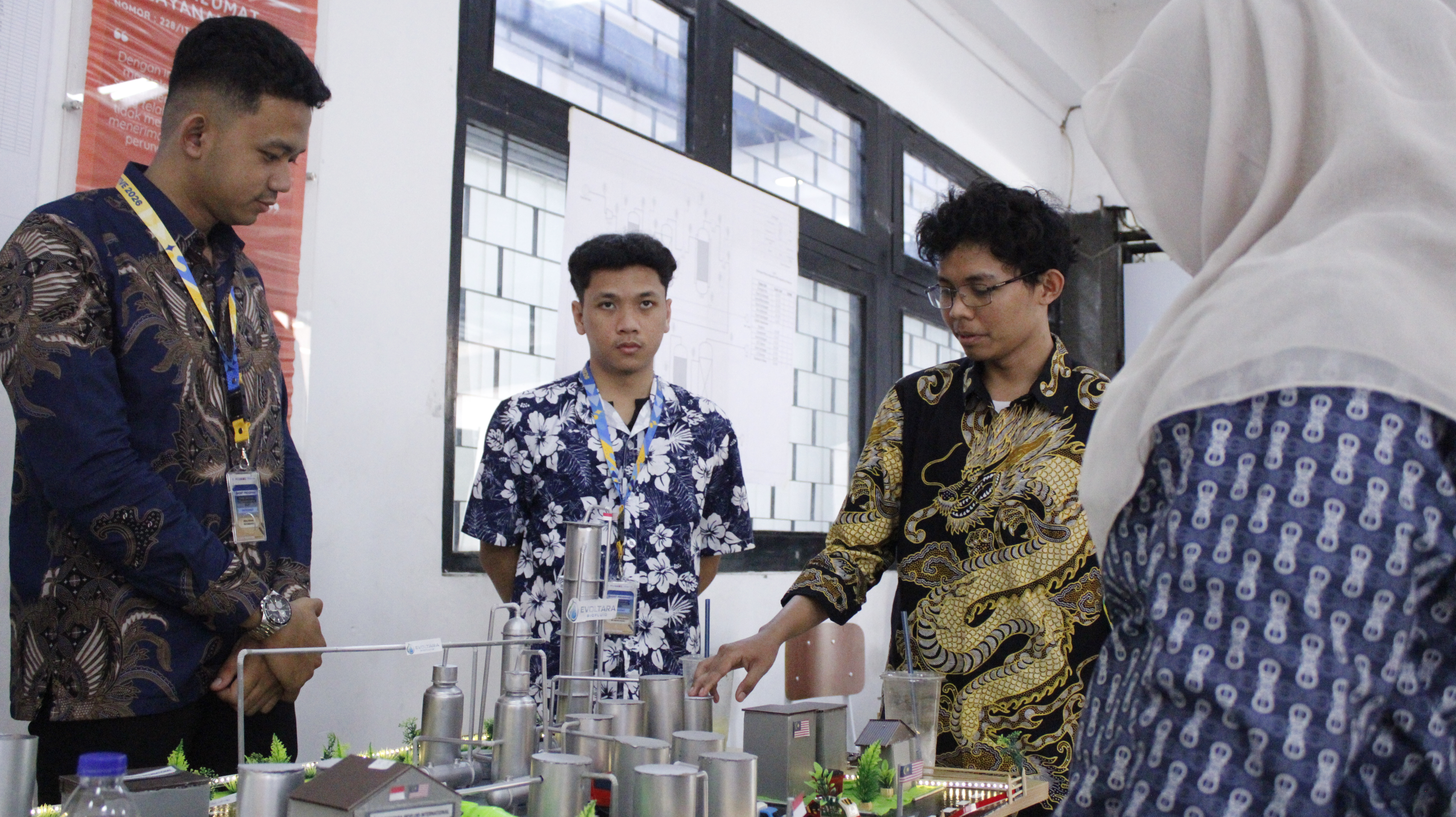 Salah satu kelompok Program Global Summer Course Initiative 2026 saat memaparkan konsep mock-up pabrik kepada salah satu juri (pojok kanan)