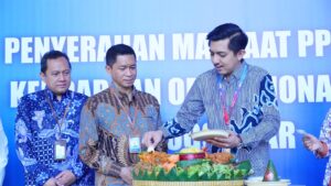 Prosesi-pemotongan-tumpeng-yang-dilakukan-oleh-Bagus-Hendri-Setiawan-kanan-didampingi-oleh-Rektor-dan-Wakil-Rektor-IV-ITS