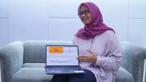 Kepala Unit Reputasi Institusi KPM ITS Sarah Cahyadini ST MT PhD menjelaskan tentang kenaikan peringkat dunia ITS di QS WUR 2027