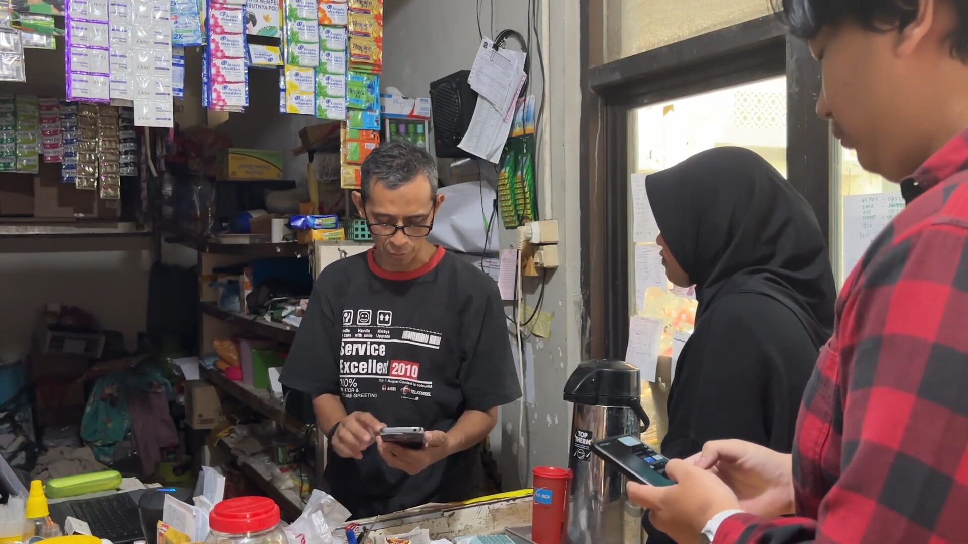 Tim pengabdian masyarakat mendampingi Warung UB Abror menggunakan SI-Stock berbasis Voice User Interface (VUI) untuk mendukung pengelolaan persediaan warung.