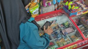 Pelaku UMKM mengoperasikan aplikasi SI-Stock sebagai sarana pengelolaan persediaan barang yang lebih terstruktur dalam kegiatan pengabdian masyarakat Departemen Sistem Informasi ITS di Surabaya