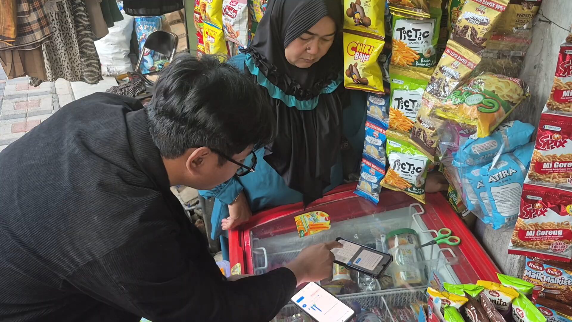Tim pengabdian masyarakat mendampingi Warung UB Abror menggunakan SI-Stock berbasis Voice User Interface (VUI) untuk mendukung pengelolaan persediaan warung.