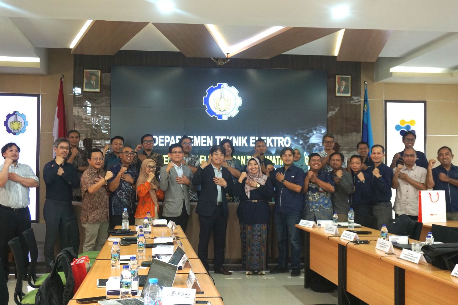 Delegasi PT Toyota Motor Manufacturing Indonesia (TMMIN) bersama sivitas akademika ITS dalam agenda kunjungan di Departemen Teknik Elektro ITS