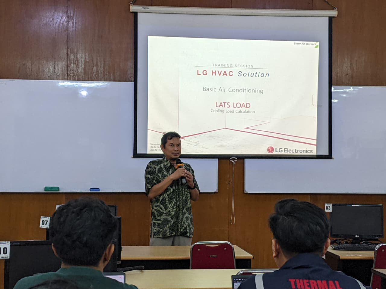 Gambar Pembukaan pelatihan HVAC kolaborasi DTM ITS dengan PT LG Electronics Indonesia oleh Kepala Laboratorium Rekayasa Termal dan Sistem Energi DTM ITS Ir Ary Bachtiar Krishna Putra ST MT PhD