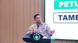 Gambar Bambang memberikan sambutan dalam acara Smart and Safety Riding Training bersama Royal Enfield