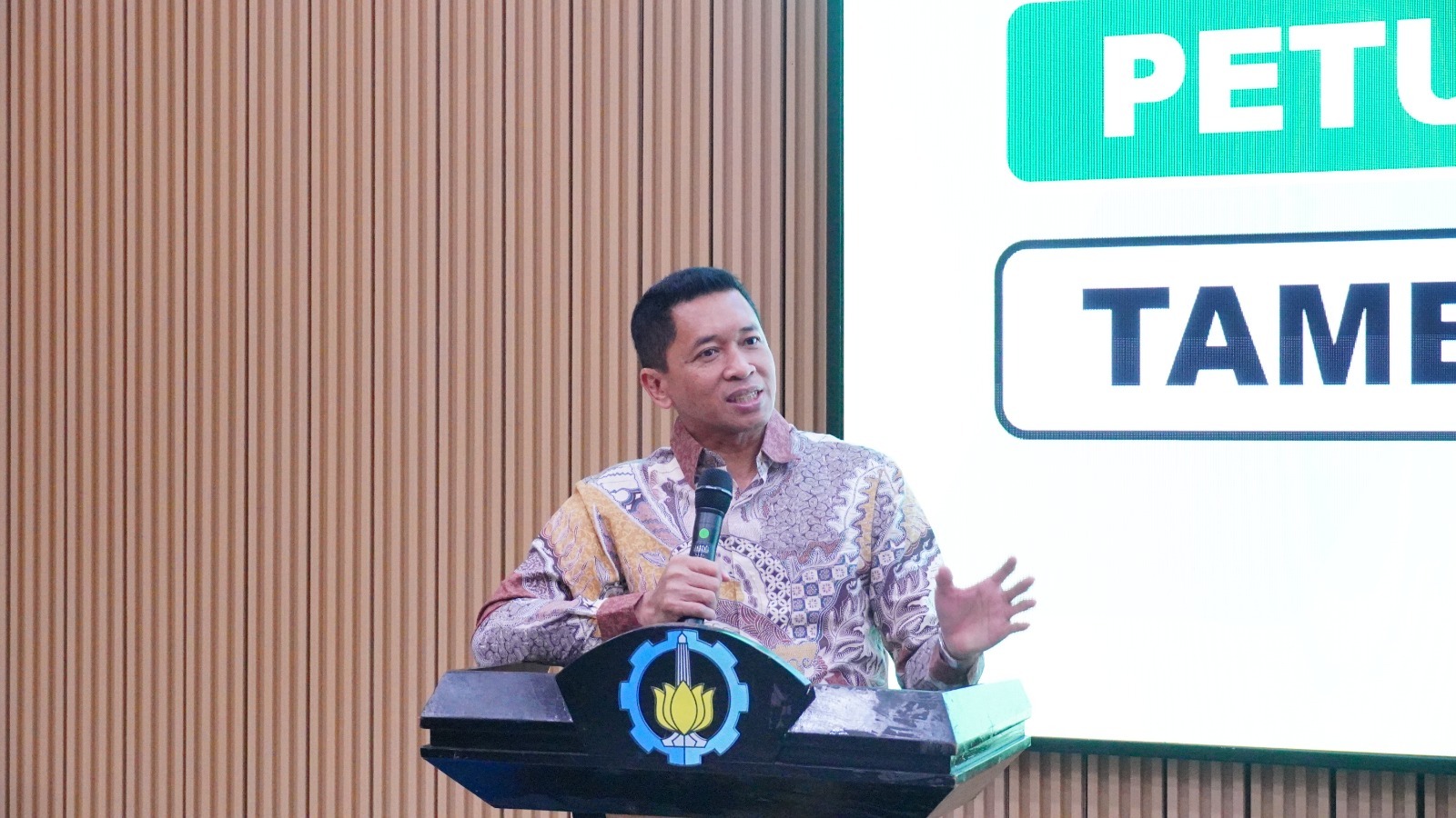 Gambar Bambang memberikan sambutan dalam acara Smart and Safety Riding Training bersama Royal Enfield
