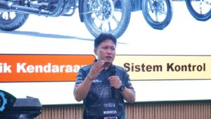 Gambar Abdullah Sahal menyampaikan materi keselamatan berkendara di ITS