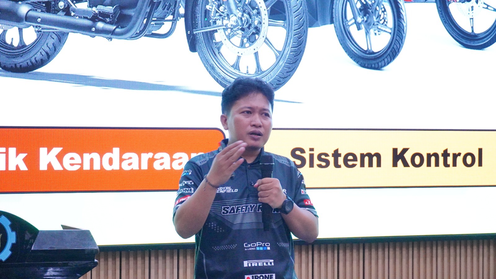 Gambar Abdullah Sahal menyampaikan materi keselamatan berkendara di ITS