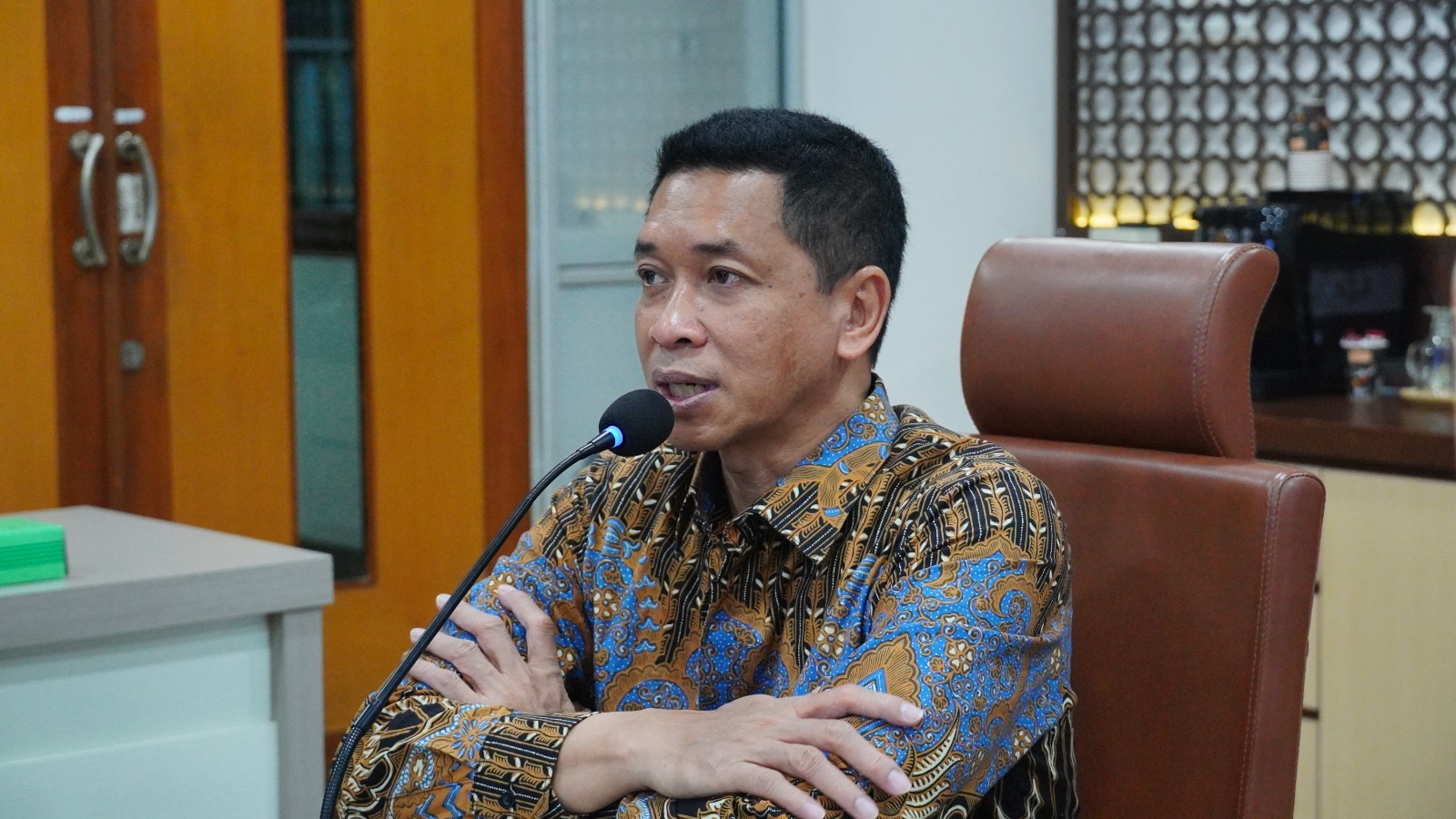 Rektor ITS Prof Dr (HC) Ir Bambang Pramujati ST MScEng PhD menyambut hangat bantuan kendaraan operasional yang disalurkan oleh BTN