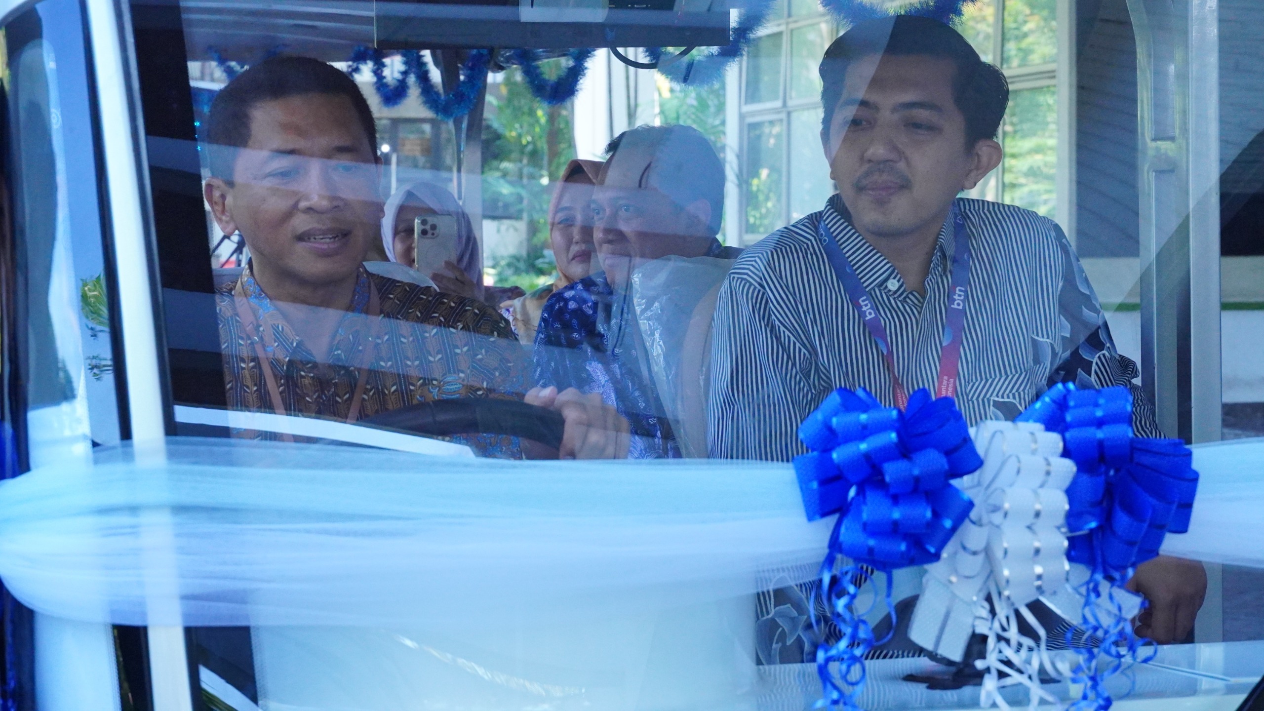 Rektor ITS uji coba Buggy Car dengan menyusuri kawasan kampus didampingi oleh Kepala Kantor Wilayah BTN Balinusa