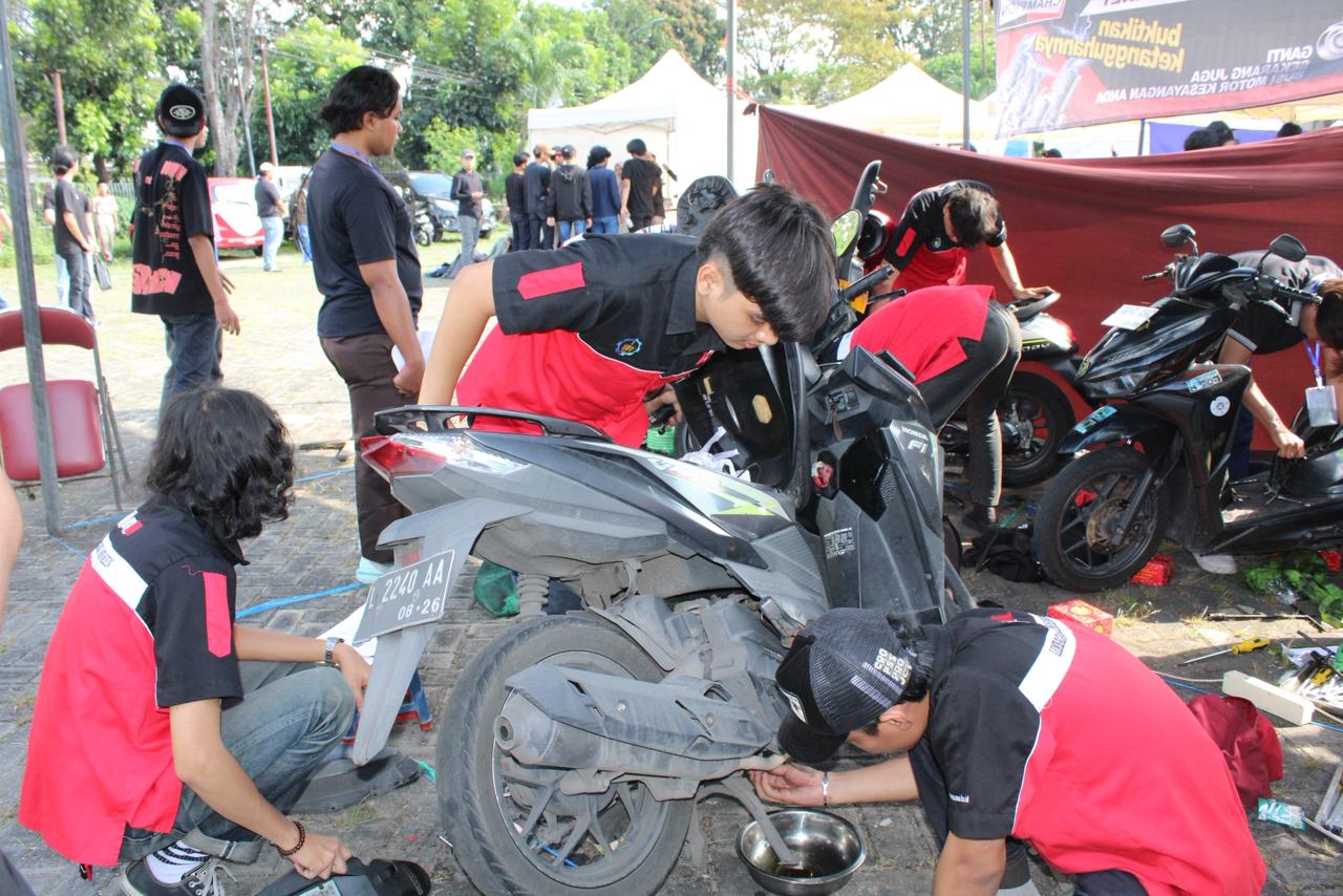 Potretp roses pemeriksaan sepeda motor yang dilakukan oleh mahasiswa Departemen Teknik Mesin ITS pada kegiatan servis gratis LBMM ITS