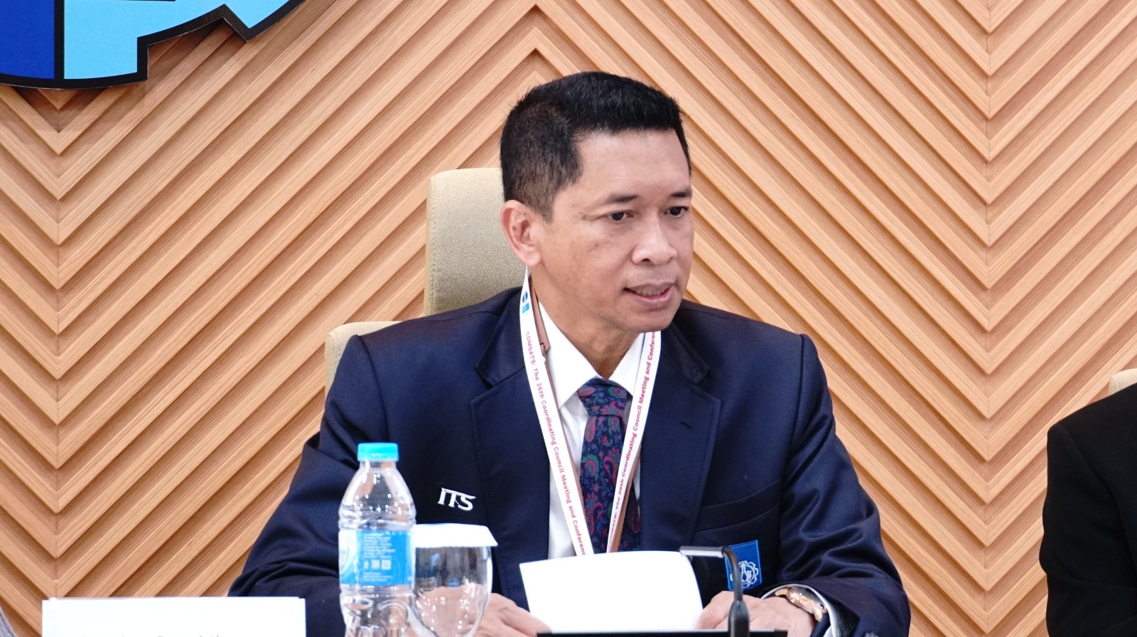 Rektor ITS Prof Dr (HC) Ir Bambang Pramujati ST MScEng PhD saat menyampaikan sambutannya di hadapan para tamu delegasi COMSATS di ITS