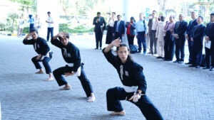 Atraksi pencak silat sebagai simbol penyambutan para tamu delegasi COMSATS yang hadir di Gedung Rektorat ITS
