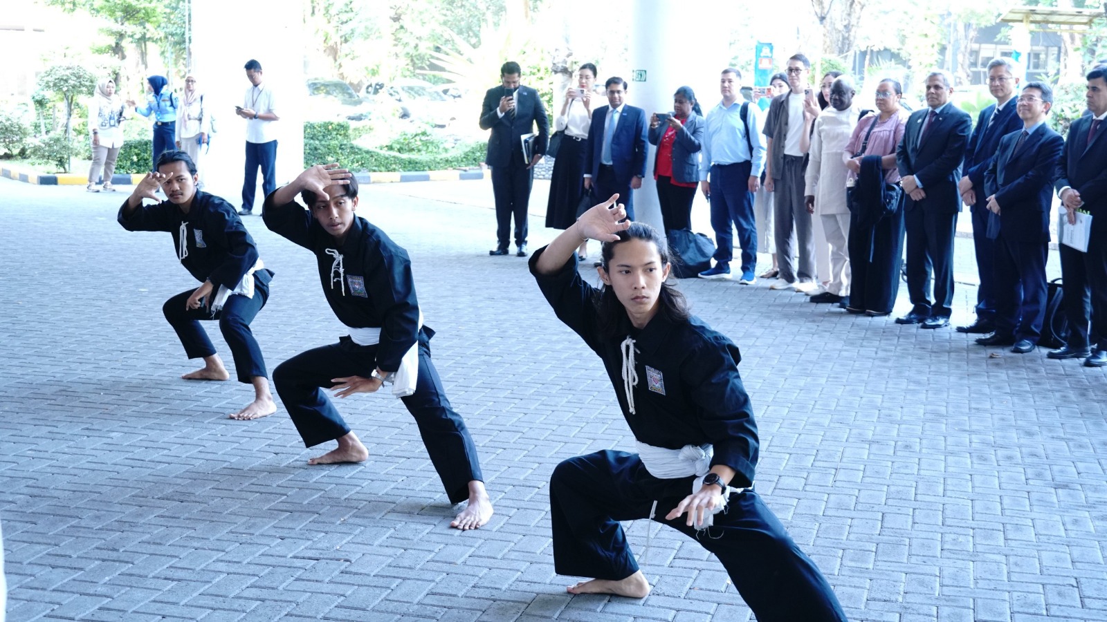 Atraksi pencak silat sebagai simbol penyambutan para tamu delegasi COMSATS yang hadir di Gedung Rektorat ITS
