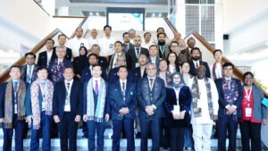 Jajaran pimpinan tinggi ITS bersama para delegasi negara anggota COMSATS di Gedung Rektorat ITS