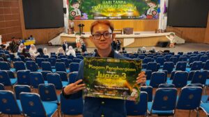 Dicka Elkana Putra saat menjuarai kompetisi debat di ajang hari tanta tembakau sedunia di universitas diponegoro