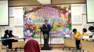 Dicka Elkana Putra saat memaparkan argumen di ajang debat HTTS 2026 di Universitas Diponegoro