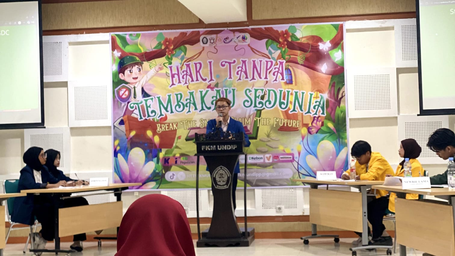 Dicka Elkana Putra saat memaparkan argumen di ajang debat HTTS 2026 di Universitas Diponegoro