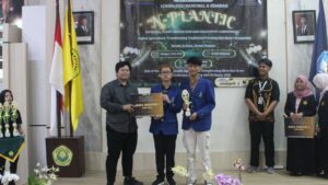 Dicka Elkana Putra (tengah) bersama rekannya Muhammad Dzaky Habib Ridho saat menerima penghargaan juara harapan satu kompetisi esai N-PLANTIC 2026 di Universitas Jember