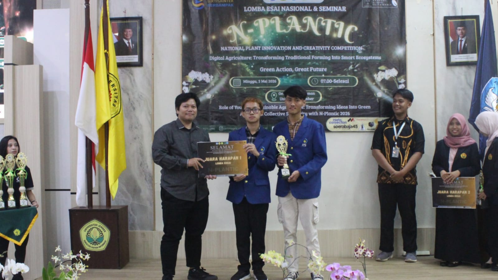 Dicka Elkana Putra (tengah) bersama rekannya Muhammad Dzaky Habib Ridho saat menerima penghargaan juara harapan satu kompetisi esai N-PLANTIC 2026 di Universitas Jember