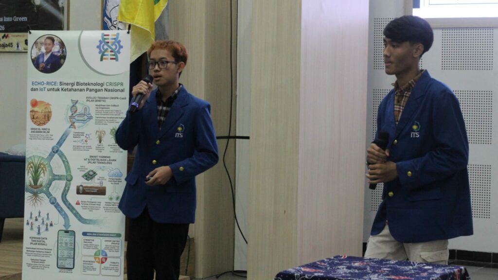 Dicka Elkana Putra (kiri) bersama tim saat memaparkan inovasi RICHO-RICE dalam ajang N-PLANTIC 2026 di Universitas Jember