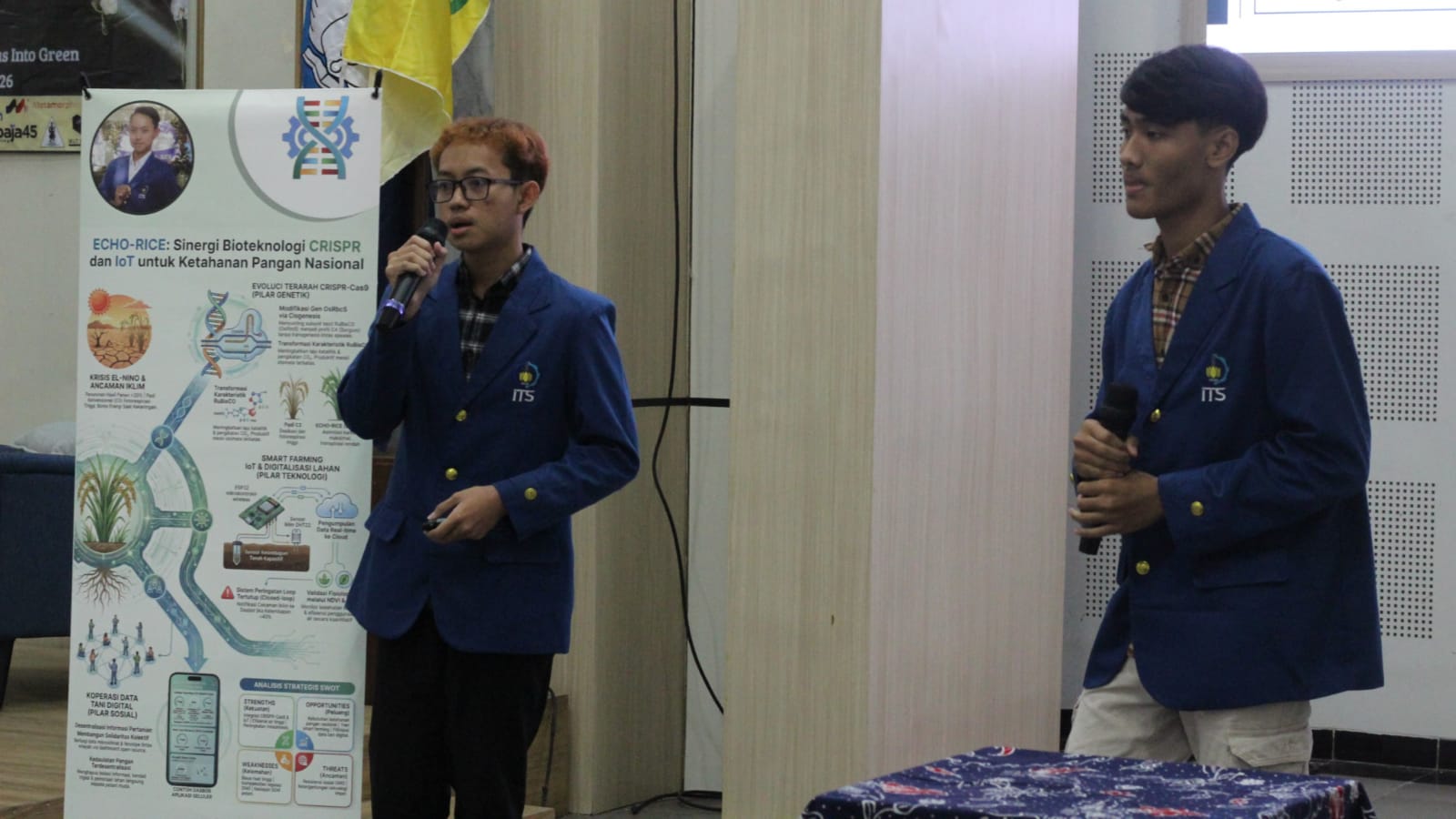 Dicka Elkana Putra (kiri) bersama tim saat memaparkan inovasi RICHO-RICE dalam ajang N-PLANTIC 2026 di Universitas Jember