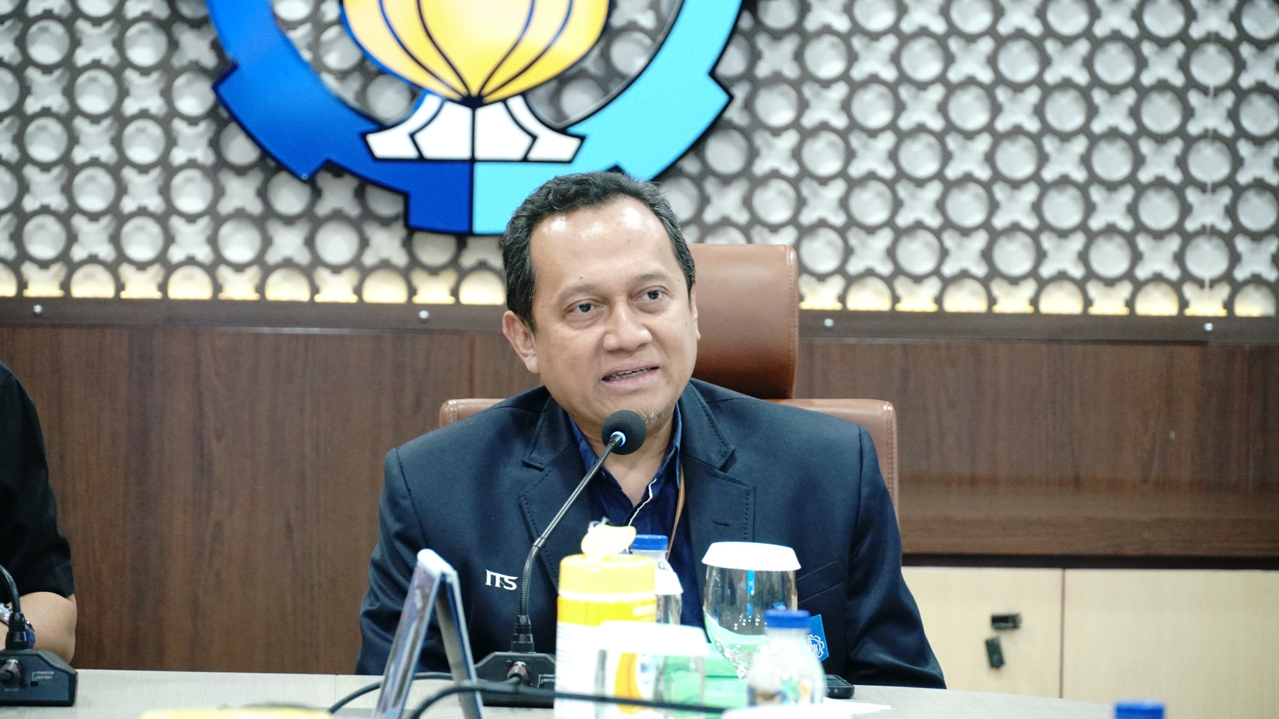 Gambar Wakil Rektor IV Bidang Riset, Inovasi, Kerja Sama, dan Kealumnian ITS, Prof Agus Muhammad Hatta ST MSi PhD saat menyampaikan sambutan dalam acara penandatanganan Nota Kesepahaman antara ITS dengan Perum Jasa Tirta I