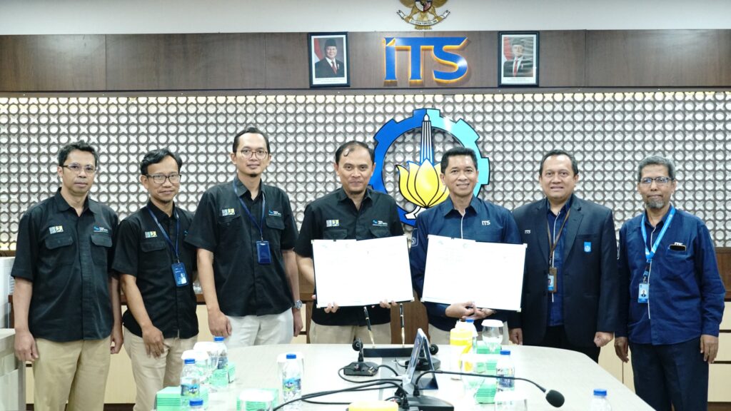 Gambar Penandatanganan Nota Kesepahaman antara ITS oleh Rektor ITS Rektor ITS Prof Dr (HC) Ir Bambang Pramujati ST MScEng PhD (tiga dari kanan) dan Direktur Utama Perum Jasa Tirta I Dr Ir Fahmi Hidayat ST MT (tengah)