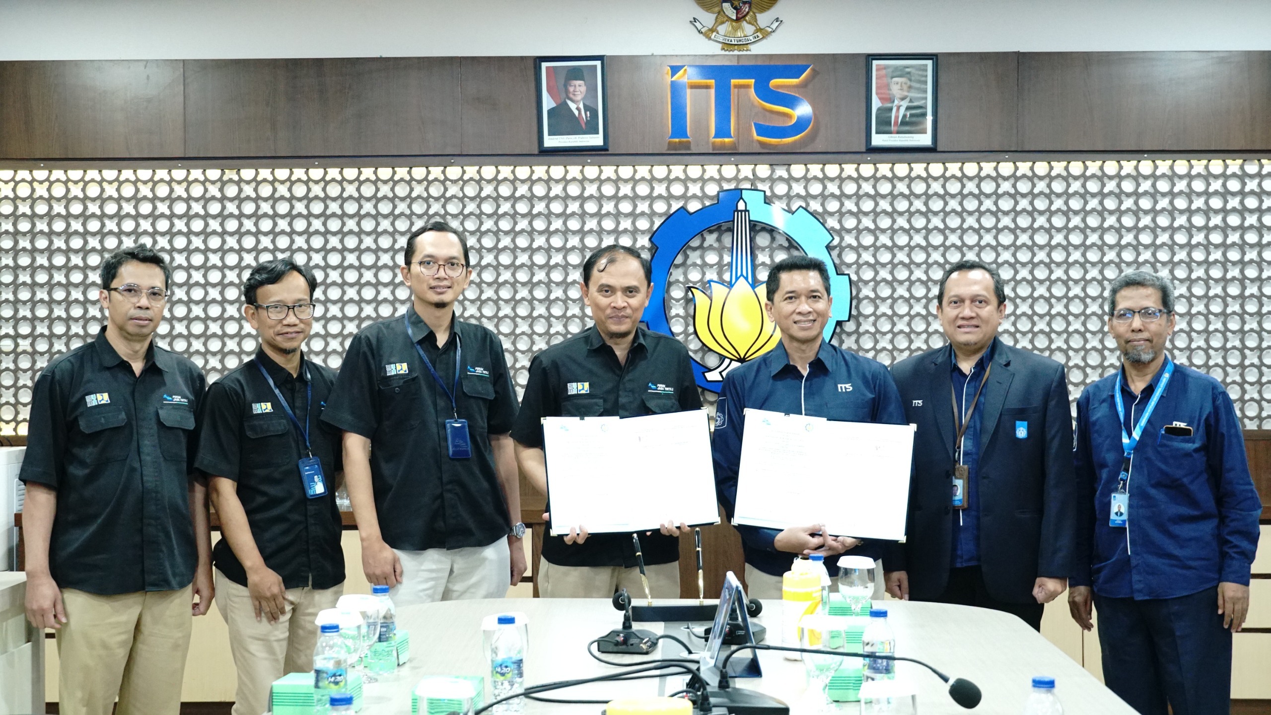 Gambar Penandatanganan Nota Kesepahaman antara ITS oleh Rektor ITS Rektor ITS Prof Dr (HC) Ir Bambang Pramujati ST MScEng PhD (tiga dari kanan) dan Direktur Utama Perum Jasa Tirta I Dr Ir Fahmi Hidayat ST MT (tengah)