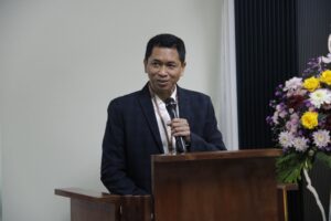 Rektor ITS Prof Dr (HC) Ir Bambang Pramujati ST MScEng PhD saat memberikan sambutan pada peresmian #AussieBanget Corner di Perpustakaan ITS
