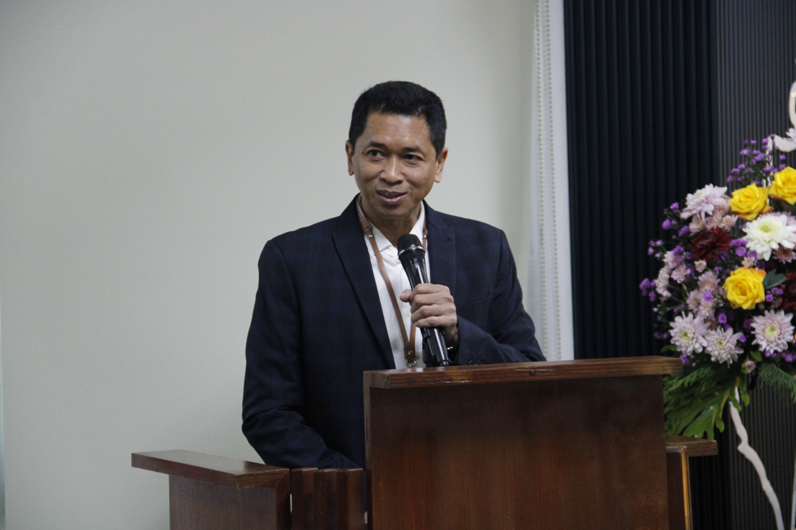 Rektor ITS Prof Dr (HC) Ir Bambang Pramujati ST MScEng PhD saat memberikan sambutan pada peresmian #AussieBanget Corner di Perpustakaan ITS