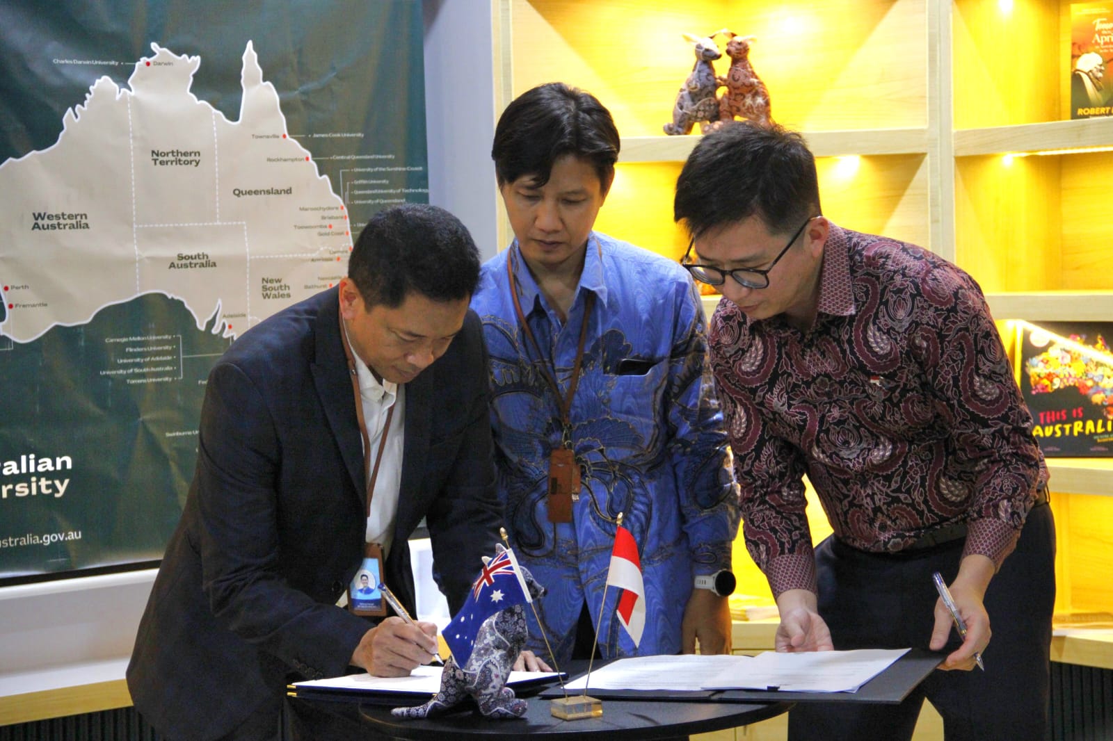 Prosesi penandatanganan kerja sama oleh Rektor ITS Prof Dr (HC) Ir Bambang Pramujati ST MScEng PhD (kiri) dan Plt Wakil Konsul Jenderal Australia di Surabaya Dr Will Lee (kanan)