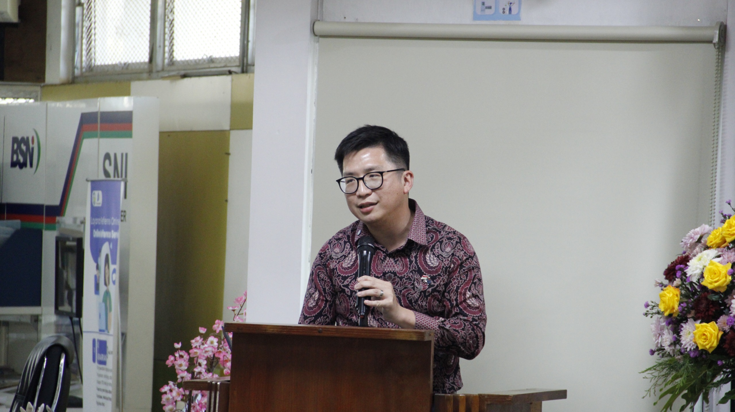 Pelaksana Tugas (Plt) Wakil Konsul Jenderal Australia di Surabaya Dr Will Lee saat menyampaikan sambutan peresmian #AussieBanget Corner di Perpustakaan ITS