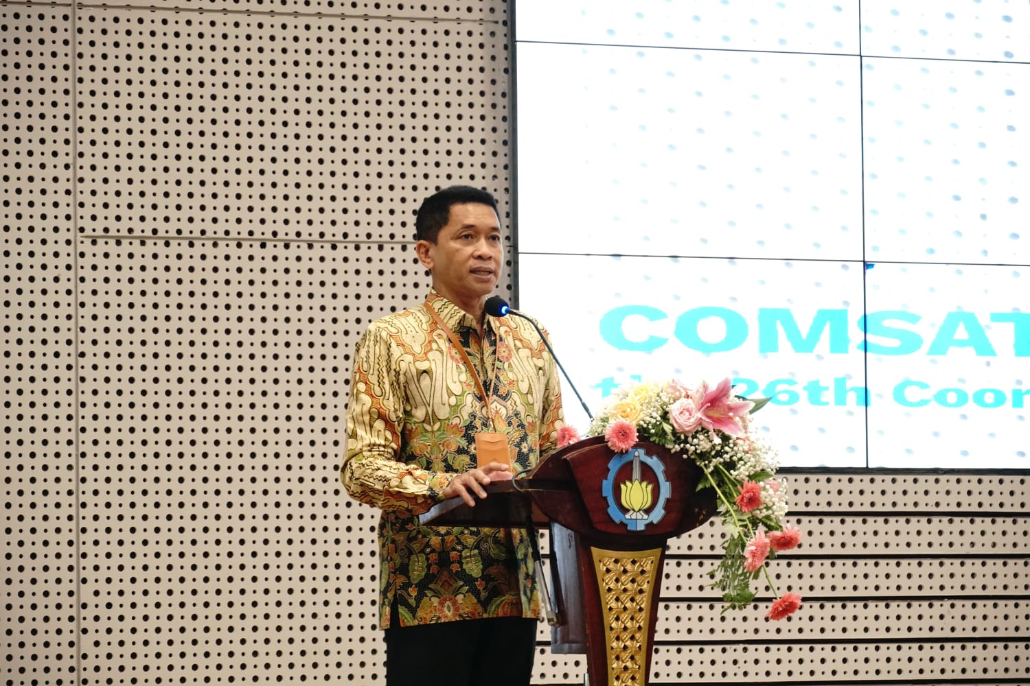 Rektor ITS Prof Dr (HC) Ir Bambang Pramujati ST MScEng PhD saat menyampaikan sambutan pada COMSATS-ITS Conference di Auditorium Research Center ITS