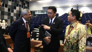 (dari kiri) Direktur Eksekutif COMSATS Dr Mohammad Nafees Zakaria bersama Dirjen Risbang Kemdiktisaintek RI Dr Muhammad Fauzan Aziman dan Rektor ITS Prof Dr (HC) Ir Bambang Pramujati ST MScEng PhD saat berbincang di sela gelaran COMSATS-ITS Conference