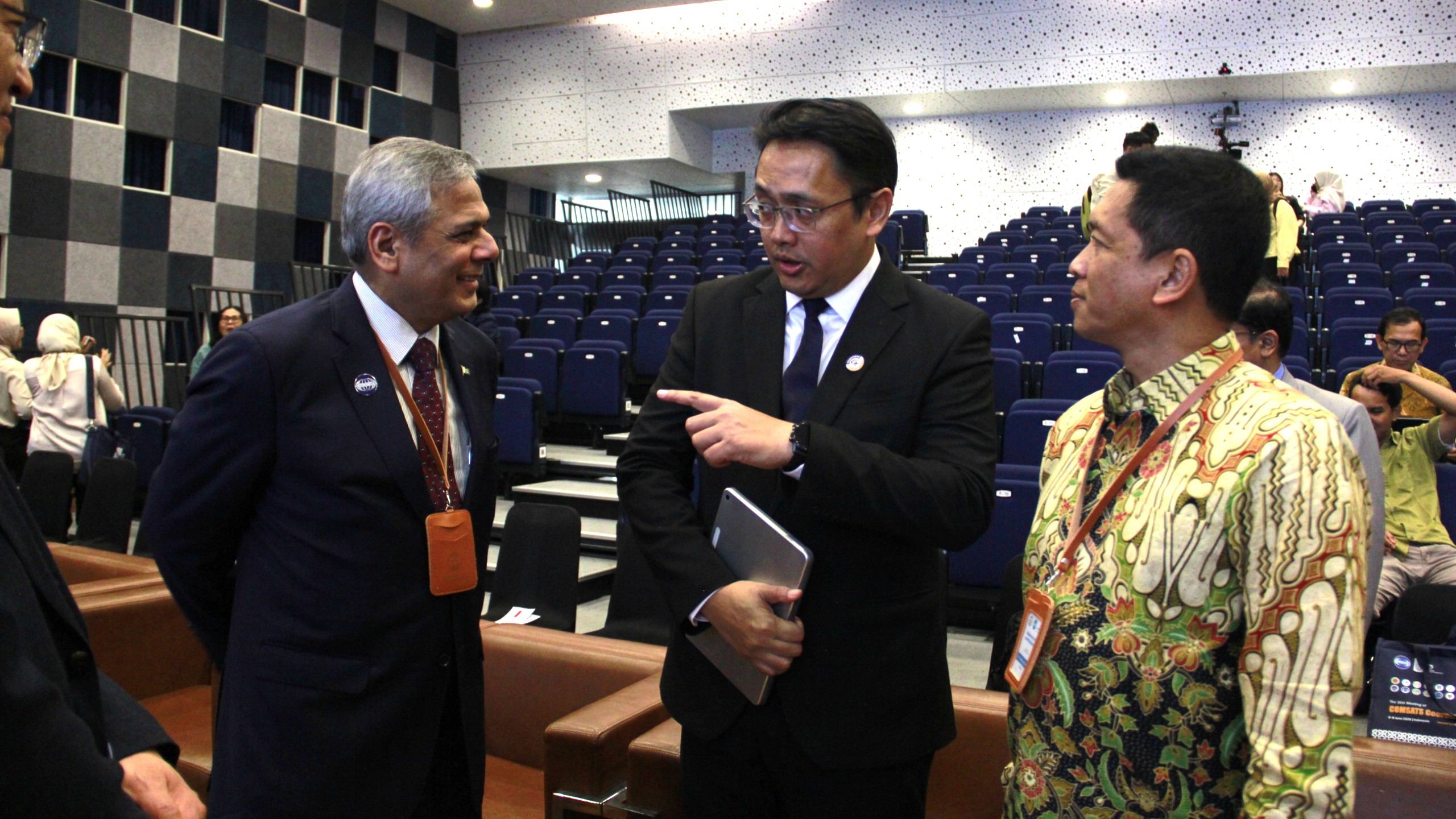 (dari kiri) Direktur Eksekutif COMSATS Dr Mohammad Nafees Zakaria bersama Dirjen Risbang Kemdiktisaintek RI Dr Muhammad Fauzan Aziman dan Rektor ITS Prof Dr (HC) Ir Bambang Pramujati ST MScEng PhD saat berbincang di sela gelaran COMSATS-ITS Conference