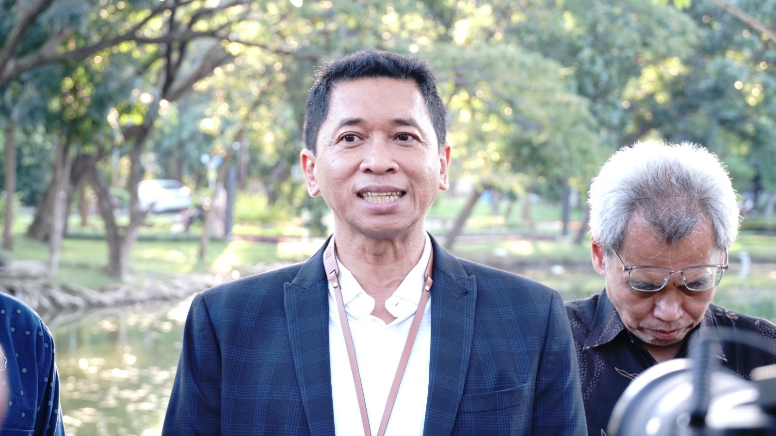 Rektor ITS Prof Dr (HC) Ir Bambang Pramujati ST MScEng PhD mendukung penuh pengembangan lebih lanjut Kapal Pembersih Sampah Tanpa Awak karya tim peneliti FTK ITS